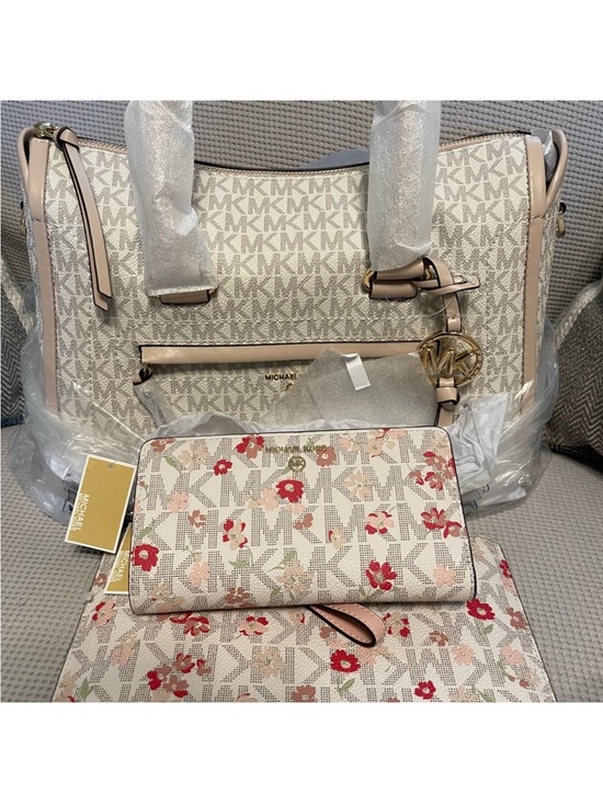 Michael Kors Handbags - Michael Kors Cream Logo Tote with Blush Trim & Floral Wallet Set